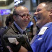 Wall Street điềm tĩnh trở lại sau tuần lễ biến động