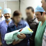 Bé gái đầu tiên ở Việt Nam chào đời nhờ mang thai hộ