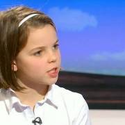 Bé gái 10 tuổi dạy nhà báo thế nào là được ‘học hành đàng hoàng’