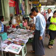 Người đọc báo ở Myanmar đã thiệt
