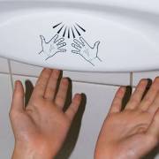 Coi chừng máy sấy tay trong nhà vệ sinh