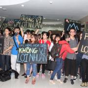 Sinh viên Đại học Hoa Sen mang biểu ngữ phản đối HĐQT mới