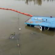 Sà lan chở thép chìm, dầu tràn trên sông Đồng Nai