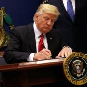 Ông Donald Trump ký sắc lệnh cấm nhập cảnh mới