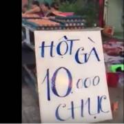Video: Người dân mang thịt heo, trứng gà ra lề đường bán đại hạ giá