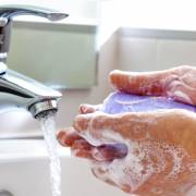 Rửa tay bằng nước lạnh cũng tốt như nước nóng