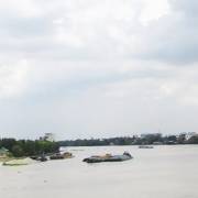 Bờ sông Sài Gòn nham nhở vì quản lý kém