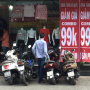 ‘Hàng Việt Nam xuất khẩu’ bán giá bèo