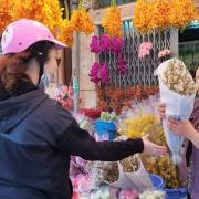 Hoa nội áp đảo ở chợ hoa Hồ Thị Kỷ