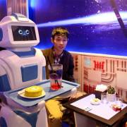 Tiếp viên robot trong quán cà phê Việt