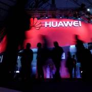 Lầu Năm Góc cấm bán điện thoại Huawei, ZTE trong các căn cứ quân sự