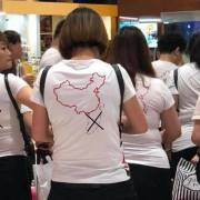 Nhóm du khách Trung Quốc mặc áo ‘đường lưỡi bò’ đến Việt Nam