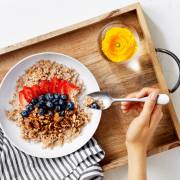 Ăn sáng trễ, ăn tối sớm có thể giúp cơ thể giảm mỡ