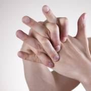 Bẻ ngón tay có làm viêm khớp?