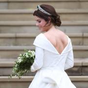 Tại sao Công chúa Eugenie mặc áo cưới để lộ sẹo lưng?