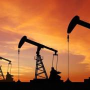 Giá dầu thế giới giảm mạnh do dự trữ của Mỹ tiếp tục tăng