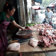 Bộ trưởng Nông nghiệp kêu gọi người tiêu dùng không quay lưng với thịt lợn