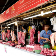 Giá thịt heo giảm, ngành chăn nuôi mất trên 100 tỷ đồng mỗi ngày