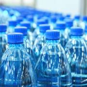 Nước đóng chai chứa hạt vi nhựa: đáng lo hay không?