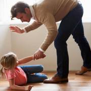 Quốc hội Pháp thông qua luật cấm cha mẹ đánh đập con