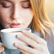 Mẹ uống cà phê nhiều có thể làm hại gan của con