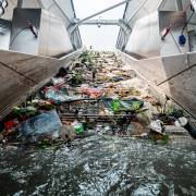 Hệ thống gom rác nhựa trên sông