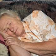 Phụ nữ ngủ ít dễ bị loãng xương