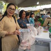 [Photo] Người Sài thành đi chợ Tết Xanh