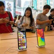 Doanh số smartphone tại Trung Quốc giảm 45% trong tháng 2