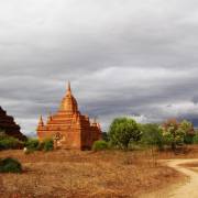 Đi xe thổ mộ ngắm Bagan bữa gió mưa hạ