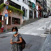 Hong Kong cấm tụ tập quá 2 người, phạt nặng nếu không đeo khẩu trang