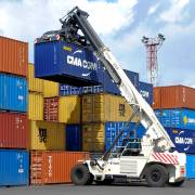 Các hãng vận tải container tiếp tục báo tăng phí