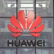 Mỹ siết chặt lệnh cấm với Huawei