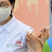 Nhiều người Hong Kong nhập viện sau khi tiêm vắc xin Covid-19 của Trung Quốc