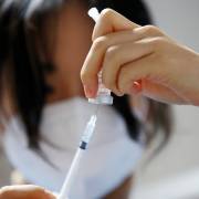 Việt Nam bắt đầu tiêm vắc xin phòng Covid-19