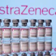 EU xác nhận vắc xin của AstraZeneca an toàn, nối lại chích ngừa