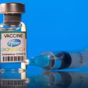 Tranh cãi về khuyến nghị tiêm bổ sung mũi vắc xin thứ 3 của Pfizer