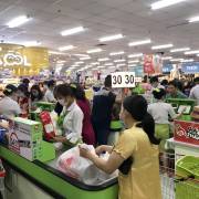 Quận 12 đóng cửa siêu thị vì thiếu nhân viên, Bình Chánh mở lại 8 chợ