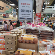 TP.HCM: Hàng siêu thị bị gom mang ra ngoài bán giá gấp đôi, gấp ba