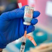 Tranh cãi xoay quanh việc tiêm bổ sung liều vắc xin Covid-19 thứ ba