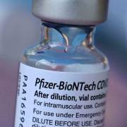 FDA Mỹ cấp phép tiêm vắc xin Pfizer-BioNTech mũi 3 cho nhóm nguy cơ cao