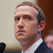 Mark Zuckerberg bị người biểu tình xông đến nhà đòi từ chức