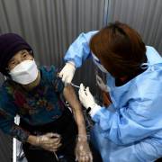Hàn Quốc rút ngắn thời gian tiêm mũi thứ 3 cho người cao tuổi