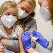 Châu Âu gấp rút tiêm vắc xin cho trẻ 5-11 tuổi phòng Omicron