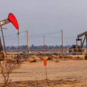 Giá dầu leo thang do nguồn cung dự kiến vẫn khan hiếm