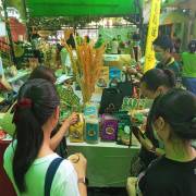 Người dân nô nức mua đặc sản mới lạ tại phiên chợ Tết Xanh – Quà Việt