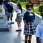 CDC Mỹ ủng hộ quy định đeo khẩu trang ở trường học