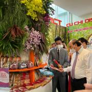 Chủ tịch nước Nguyễn Xuân Phúc thăm gian hàng Công ty Thực phẩm Duy Anh