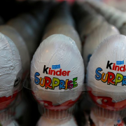 Hàng trăm tấn chocolate trứng Kinder bị thu hồi ở châu Âu