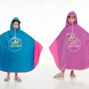 Áo mưa choàng Sơn Thủy bảo vệ bé trong mùa mưa